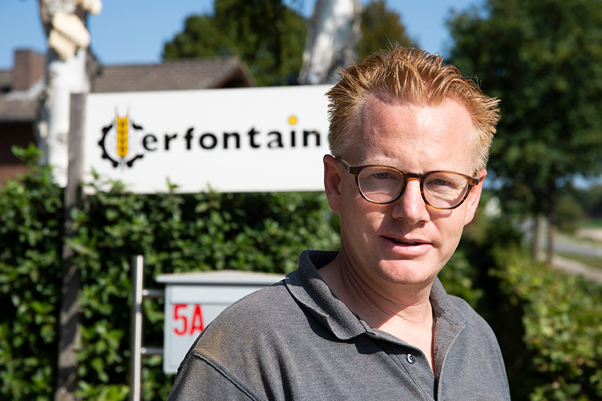 Pascal Cerfontaine bij het bedrijfspand
